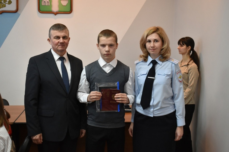 Вручение паспорта учащемуся школы Кенину Арсению.